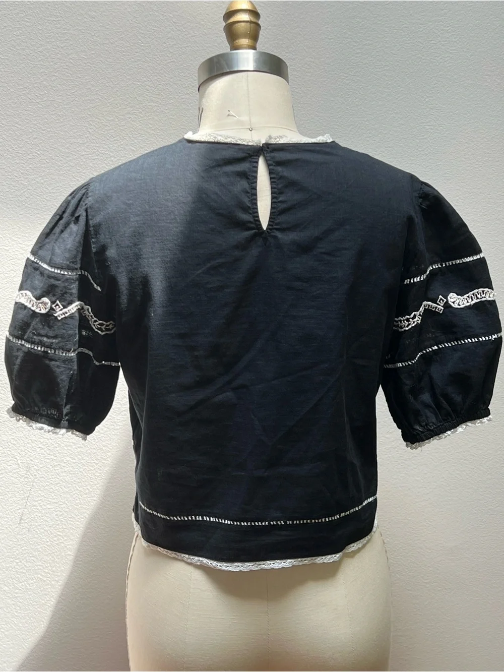 NEW - NEVER WORN Zara Black Top White Embroidered Size M, Slightly Cropped.